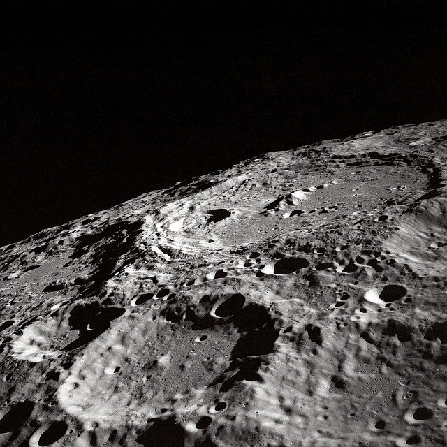 Why Space looks Black from the Surface of the Moon in both, Day and Night